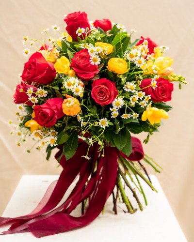 Μπουκέτο Από Κόκκινα Τριαντάφυλλα, Νεραγκούλες Και Χαμομήλι