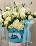 Σύνθεση Από Τριαντάφυλλα, Ορτανσίες και Ορνιθογκαλουμ σε Μπλε Τσάντα